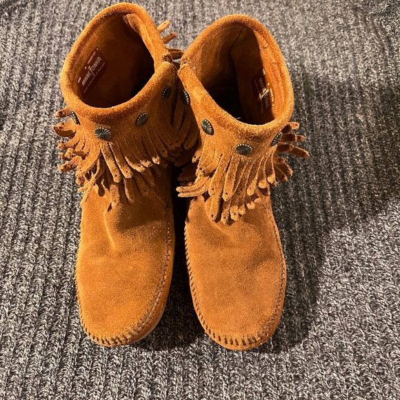 Minnetonka Suede Fringe Side Zip Ankle boots - Size 9 - Picture 3 of 7